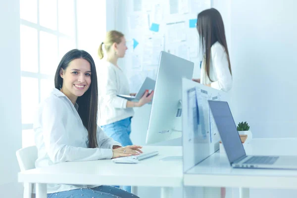 Mulher de negócios atraente trabalhando no laptop no escritório. Empresários — Fotografia de Stock