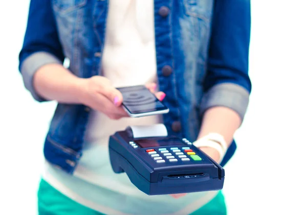 ग्राहक एनएफसी प्रौद्योगिकी का उपयोग करके दुकान में स्मार्टफोन के साथ भुगतान कर रहा है। एनएफसी प्रौद्योगिकी। ग्राहक भुगतान कर रहा है — स्टॉक फ़ोटो, इमेज