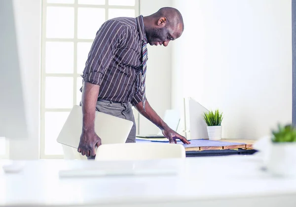 Arquitecto afroamericano trabajando con computadoras y planos en la oficina —  Fotos de Stock