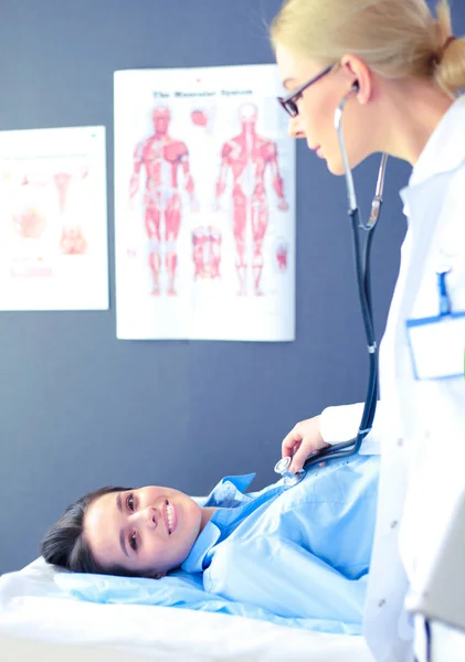 Doctor y paciente discutiendo algo mientras están sentados en la mesa. Concepto de medicina y salud — Foto de Stock