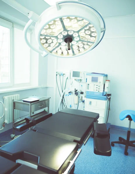 Interno della sala operatoria nella moderna clinica — Foto Stock