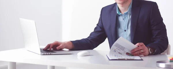 坐在白色表与白色背景上的白色笔记本电脑的商人 — 图库照片