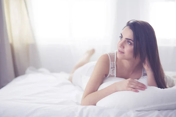 Mooie vrouw liggend op haar bed thuis — Stockfoto