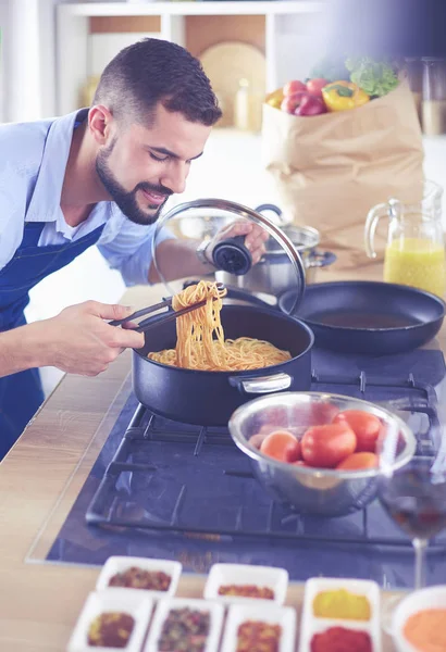 Hombre preparando comida deliciosa y saludable en la cocina casera — Foto de Stock