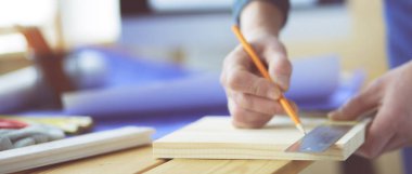 Ofisteki çizim masasında çalışan mimar