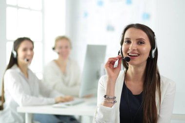 Ofiste dizüstü bilgisayarda çalışan çekici kadın. İş adamları