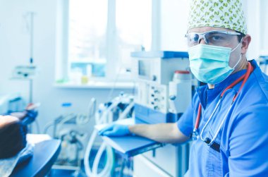 Ameliyathanede çalışan bir cerrah.