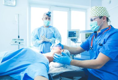 Ameliyathanede çalışan bir cerrah.