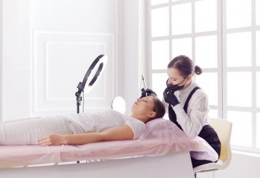 Mikroplu kaşlar güzellik salonunda akıyor..