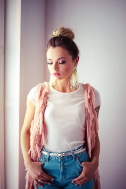 Çalışma odasında duran güzel bir kadın. Güzel kadın..