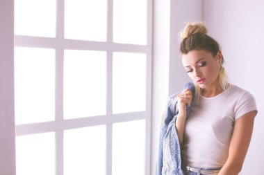 Çalışma odasında duran güzel bir kadın. Güzel kadın..