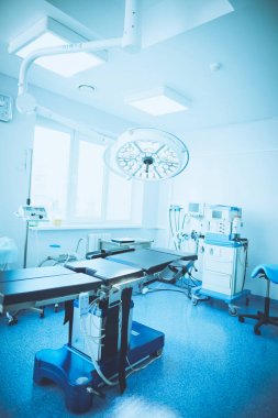 Modern klinikteki ameliyathane.