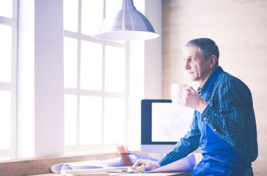 Ofisteki çizim masasında çalışan mimar