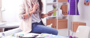 Stüdyoda çalışan modern genç moda tasarımcısı