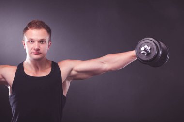 yakışıklı kaslı adam dumbell ile çalışma dışarı