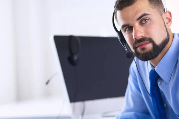 Obchodník v kanceláři na telefonu se sluchátky, Skype, FaceTime — Stock fotografie
