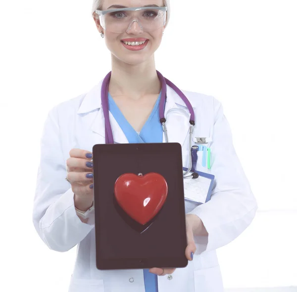 Fiatal doktornő, vörös szívvel, fehér háttérrel. Női orvos — Stock Fotó