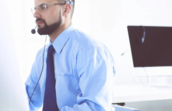 Uomo d'affari in ufficio al telefono con auricolare, Skype, FaceTime — Foto Stock