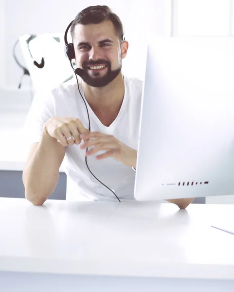 Uomo d'affari in ufficio al telefono con auricolare, Skype — Foto Stock