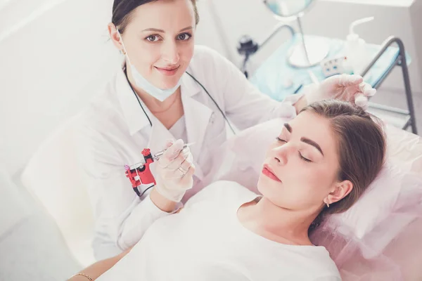 A young girl having red lips permanent makeup, micropigmentation — Stock Photo, Image