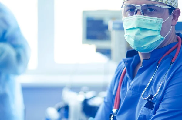 Chirurgo maschile sullo sfondo in sala operatoria — Foto Stock
