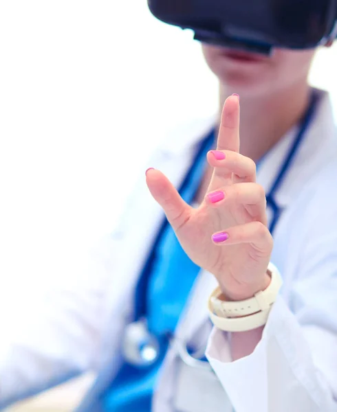 Doutor mulher olhando através phoropter durante o exame oftalmológico. Médica mulher — Fotografia de Stock