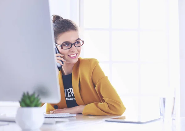 Kobieta siedzi w biurze z laptopa na telefon — Zdjęcie stockowe