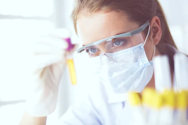 Chercheur, médecin, scientifique ou assistant de laboratoire travaillant avec des tubes médicaux en plastique dans un laboratoire ou un hôpital moderne — Photo