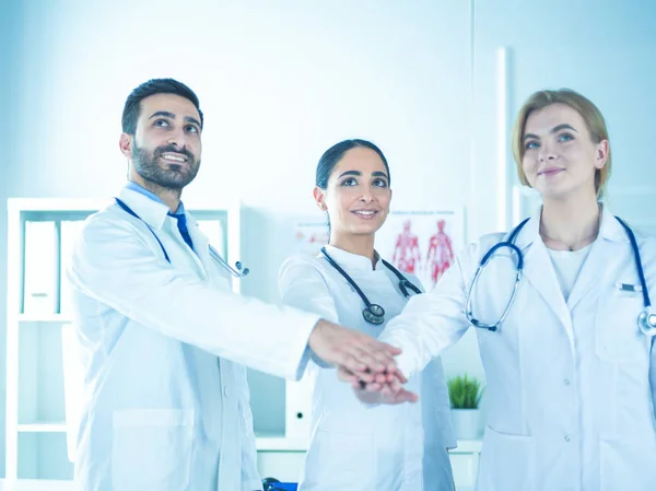 Médicos y enfermeras coordinan las manos. Concepto Trabajo en equipo en el hospital para el trabajo exitoso y la confianza en el equipo — Foto de Stock