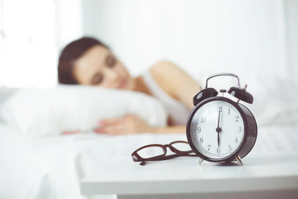 Joven hermosa mujer acostada en la cama. — Foto de Stock