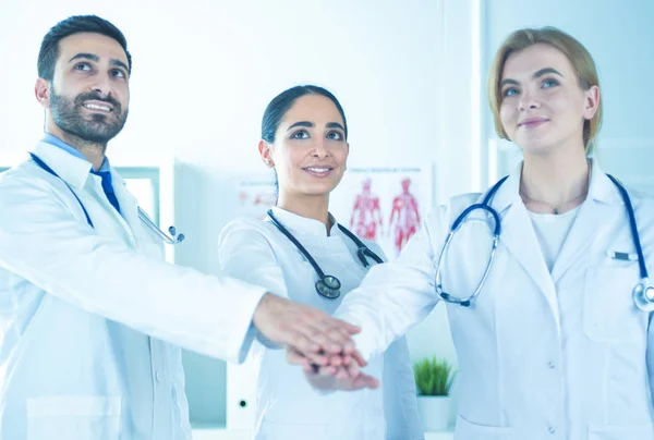 Doktorlar ve hemşireler ellerini koordine eder. Başarı için hastanede ekip çalışması ve takıma güven kavramı — Stok fotoğraf