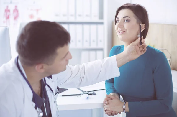 El paciente y su médico en consultorio médico — Foto de Stock