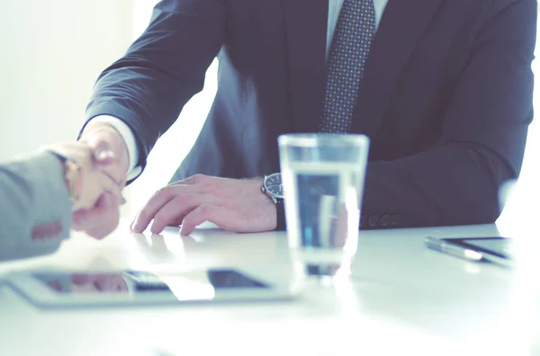 Porträtt av en ung man som sitter vid sitt skrivbord på kontoret. — Stockfoto