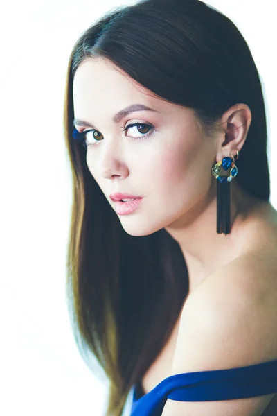 Piękna młoda kobieta z profesjonalny makijaż — Zdjęcie stockowe