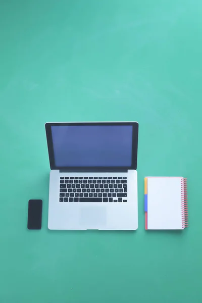 O laptop, canetas, telefone, nota com tela em branco na mesa flat lay — Fotografia de Stock