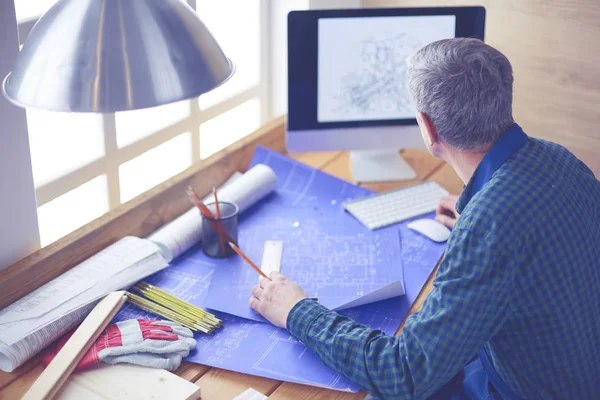 Architect werkt aan tekentafel in kantoor — Stockfoto