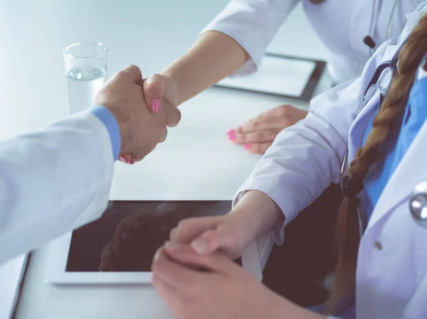 Doctor schudt handen met een patiënt geïsoleerd op witte achtergrond — Stockfoto