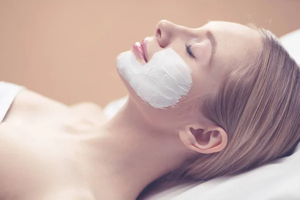 Spa ansiktsmask ansökan. Spa skönhet ekologisk ansiktsmask ansökan på dag spa salong — Stockfoto