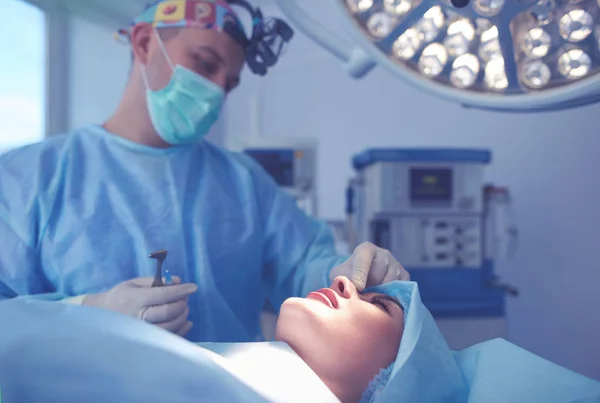 Man chirurg aan het werk in de operatiekamer — Stockfoto