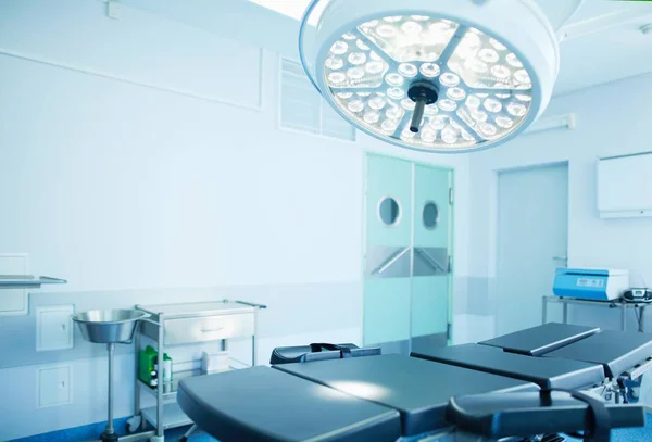 Interno della sala operatoria nella moderna clinica — Foto Stock