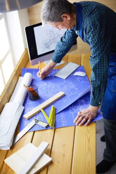 Ofisteki çizim masasında çalışan mimar — Stok fotoğraf