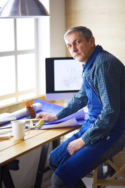 Architekt arbeitet im Büro am Reißbrett — Stockfoto