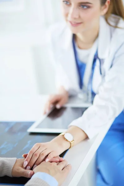 Female doctor giving a consultation to a patient and explaining medical informations and diagnosis — Stock Photo, Image