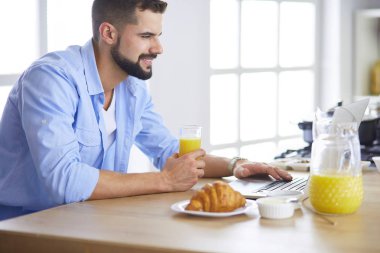 Adam ev mutfağında lezzetli ve sağlıklı yemekler hazırlıyor.