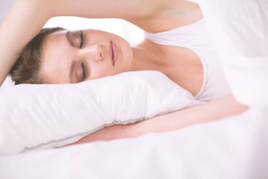 Genç ve güzel bir kadın yatakta yatıyor..