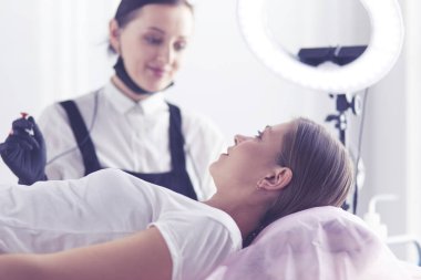 Mikroplu kaşlar güzellik salonunda akıyor..