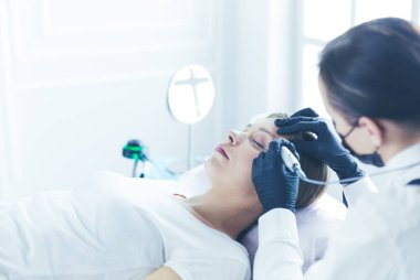 Mikroplu kaşlar güzellik salonunda akıyor..