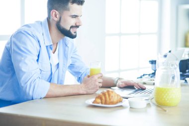 Adam ev mutfağında lezzetli ve sağlıklı yemekler hazırlıyor.