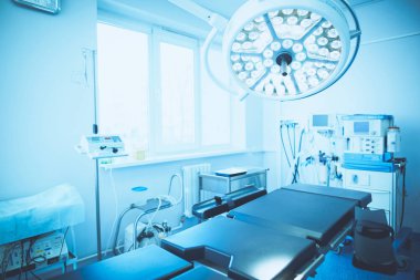 Modern klinikteki ameliyathane.