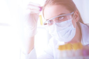 Modern laboratuvar veya hastanede plastik tıbbi tüplerle çalışan araştırmacı, doktor, bilim adamı veya laboratuvar asistanı.